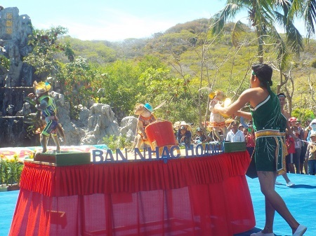 Ban nhạc khỉ biểu diễn tại lễ hội.