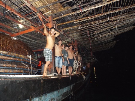 Các ngư dân bị nạn trên tàu cá QNa 91207-TS hỏng máy.