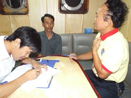 Các ngư dân bị nạn trên tàu cá QNa 91207-TS hỏng máy.