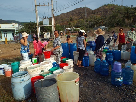 UBND xã Vĩnh Lương (TP Nha Trang) đã cấp nước miễn phí cho dân vì nắng hạn.