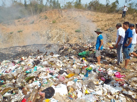 Người dân bức xúc phản ánh sự việc với báo chí.