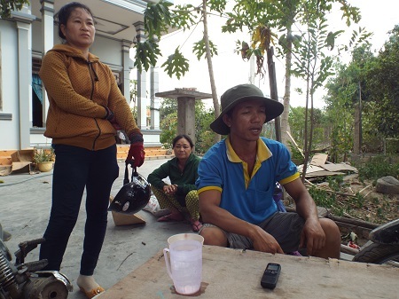 Người dân bức xúc phản ánh sự việc với báo chí.