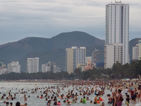 Bãi biển Nha Trang lúc 6h ngày mùng 5/5 âm lịch đông nghịt người.