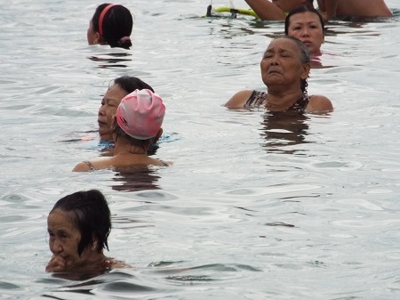 Có rất nhiều người già tắm biển trong ngày mùng 5/5 âm lịch.