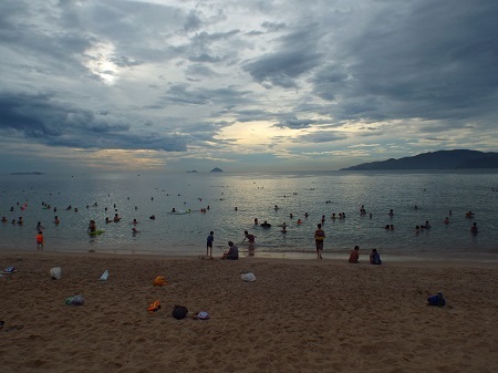 Từ mờ sáng, người dân đã đổ xô tắm biển.