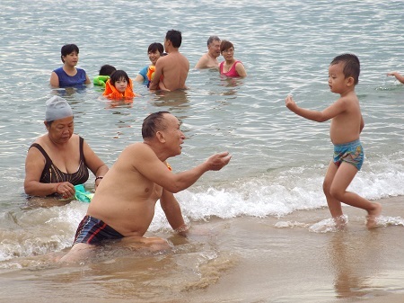 Bãi biển Nha Trang lúc 6h ngày mùng 5/5 âm lịch đông nghịt người.