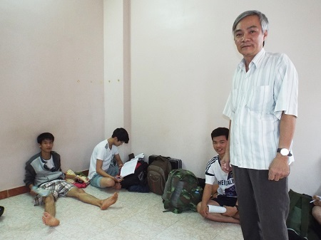 Ông Di và những thí sinh trong căn nhà của mình