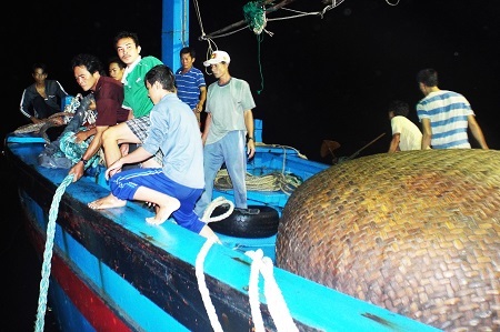 Các ngư dân bị nạn trên tàu cá BĐ
97173-TS hỏng máy.