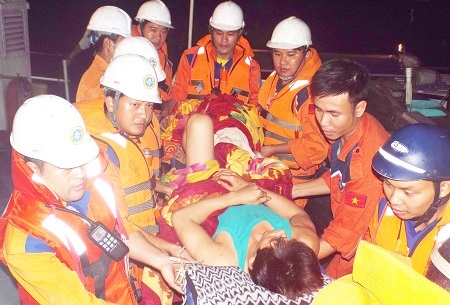 Ngư dân Quyền được đưa vào Cảng Nha Trang lúc 21h55 ngày 16/7.