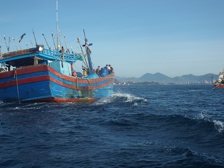 Ngư dân luôn gặp rủi ro khi đánh bắt trên biển (Ảnh: Thủy Nguyên)