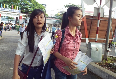 Thí sinh ra về kết thúc ngày thi đầu tiên. (Ảnh: Thúy Diễm)