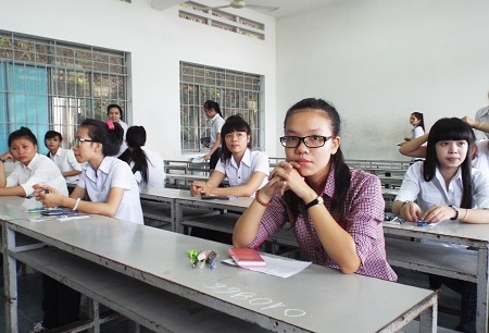 Phút hồi hộp của thí sinh trước khi làm bài thi môn Toán. (Ảnh: Viết Hảo)