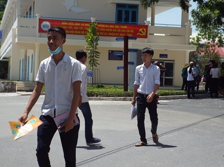 Thí sinh ra về sau môn thi Toán. (Ảnh: Thúy Diễm)