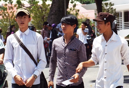 Thí sinh dự thi THPT quốc gia tại TP Nha Trang ra về sau môn thi Toán, trưa 1/7. (Ảnh: Viết Hảo)