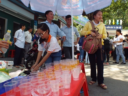 2.500 ly nước khoáng chanh miễn phí phục vụ sĩ tử trưa 1/7 tại điểm thi ĐH Nha Trang