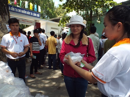 Hàng ngàn suất cơm miễn phí phục vụ thí sinh dự thi THPT quốc gia tại TP Nha Trang. (Ảnh: Viết Hảo)