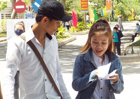 Thí sinh dự thi THPT quốc gia tại TP Nha Trang ra về sau môn thi Ngữ văn, trưa 2/7 (Ảnh: Viết Hảo)