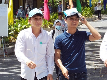 Thí sinh dự thi THPT quốc gia tại điểm thi ĐH Nha Trang (Ảnh: Viết Hảo