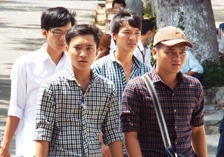 Thí sinh dự thi THPT quốc gia tại điểm thi ĐH Nha Trang ra về sau môn Sử, trưa 4/7 (Ảnh: Viết Hảo)