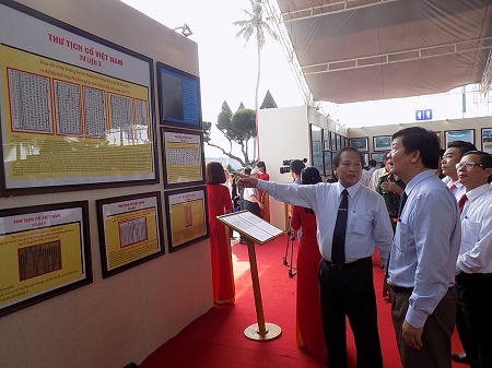 Các đại biểu dự triển lãm.