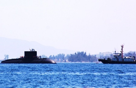 Tàu ngầm Kilo Khánh Hòa vào quân cảng Cam Ranh an toàn