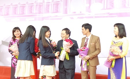 Phút tâm tình cảm động trong buổi lễ kỷ niệm ngày 20/11 - 2 Học sinh nhà trường lên tặng hoa và chúc mừng thầy cô.