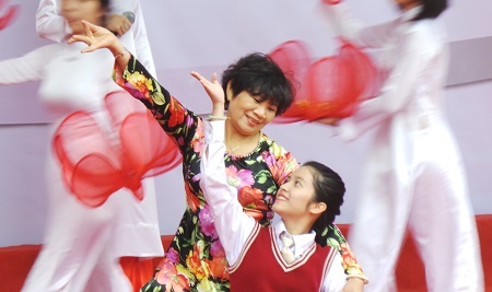 Phút tâm tình cảm động trong buổi lễ kỷ niệm ngày 20/11 - 3 Cô và trò hòa mình vào trong khúc hát hân hoan ngày Nhà giáo Việt Nam.