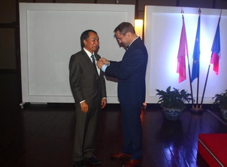 Đại sứ đặc mệnh toàn quyền của Cộng hòa Pháp tại Việt Nam gắn Huân chương 
