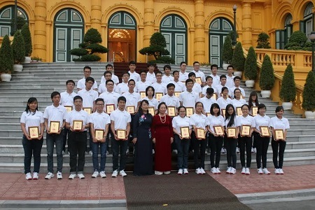 Phó Chủ tịch nước gặp mặt thân mật các học sinh xuất sắc - 2 Phó Chủ tịch nước chụp ảnh lưu niệm cùng với các học sinh đạt kết