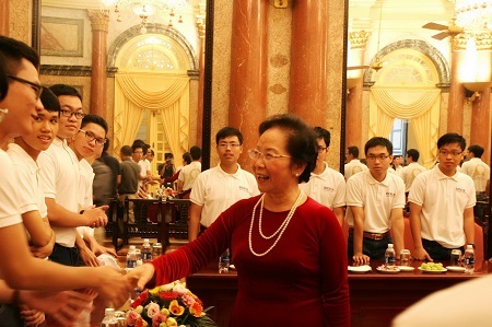 Phó Chủ tịch nước gặp mặt thân mật các học sinh xuất sắc - 1 Phó Chủ tịch nước Nguyễn Thị Doan gặp mặt thân mật các học sinh xuất sắc.