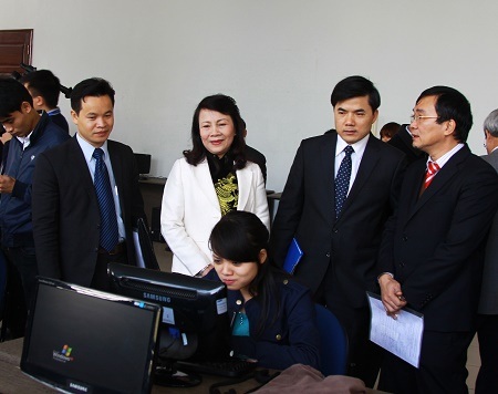 Thi trực tuyến tuổi trẻ học tập và làm theo tấm gương đạo đức Hồ Chí Minh - 1 Thứ trưởng Nguyễn Thị Nghĩa theo dõi thí sinh dự thi vòng đầu ở T