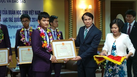 Việt Nam tạo dấu ấn “đặc biệt” ở kì thi Olympic khoa học trẻ quốc tế - 2 Thứ trưởng Nguyễn Mạnh Hùng tặng bằng khen của Bộ trưởng Bộ GD-ĐT