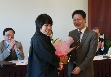 Nhà báo Kim Thoa - Phó Tổng biên tập báo Hà Nội mới, đại diện cơ quan báo chí tặng hoa 