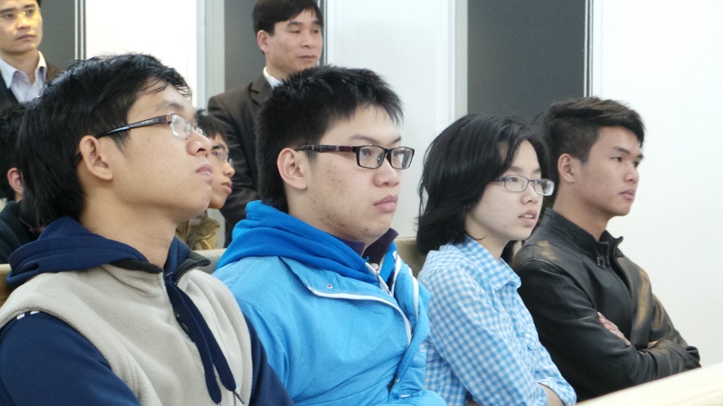 GS Ngô Bảo Châu truyền lửa cho đoàn học sinh giỏi Quảng Ninh - 2 Những gương mặt trẻ IMO của những năm gần đây chăm chú lắng nghe phương