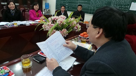 Bộ GD-ĐT “vi hành” xem giáo viên đánh giá học sinh tiểu học - 4 Vụ trưởng Phạm Ngọc Định xem nhận xét của giáo viên trong vở học