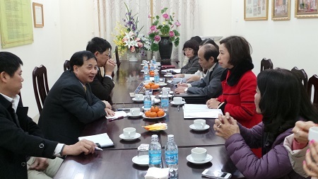 Bộ GD-ĐT “vi hành” xem giáo viên đánh giá học sinh tiểu học - 1 Vụ trưởng Phạm Ngọc Định lắng nghe ý kiến của giáo viên Trường