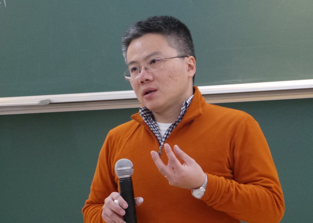 GS Ngô Bảo Châu truyền lửa cho đoàn học sinh giỏi Quảng Ninh - 1 GS Ngô Bảo Châu say sưa truyền lửa cho học sinh giỏi Quảng Ninh