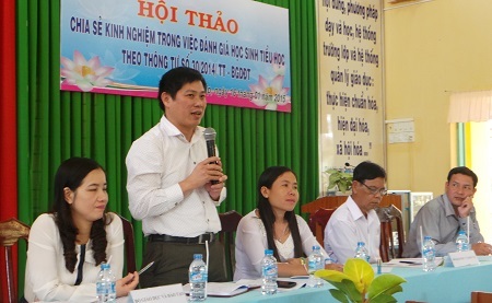 “Cởi trói” để giáo viên giảm áp lực khi đánh giá học sinh tiểu học - 3 TS Hoàng Mai Lê chia sẻ và giải đáp những băn khoăn cho GV ở tỉnh