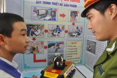 Đề tài của Nguyễn Văn Hóa được nhiều người đến tham quan và đánh giá cao về mặt ý tưởng.