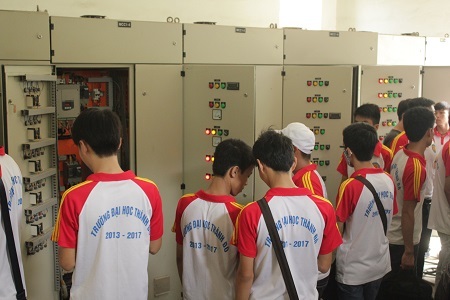 ĐH Thành Đô mở rộng cơ hội việc làm cho sinh viên - 3 Sinh viên ĐH Thành Đô trong một tiết học thực hành.