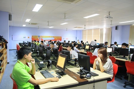 Hà Nội dẫn đầu số lượng thí sinh tham gia cuộc thi MOSWC - 4 Các thí sinh cụm thi Hà Nội tham dự vòng sơ loại tại trường ĐH Thăng Long.