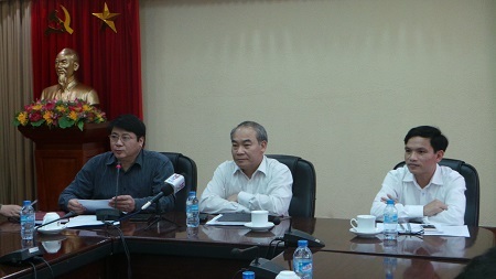 Chưa có chương trình đã đăng ký viết sách giáo khoa - 1 Ông Đoàn Văn Ninh (áo tối màu) trao đổi với báo chí về các hoạt động thực