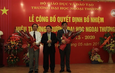 Trường ĐH Ngoại thương chính thức có hiệu trưởng mới - 2 Thứ trưởng Bùi Văn Ga tặng hoa cho GS.TS Hoàng Văn Châu và PGS.TS Bùi Anh Tuấn