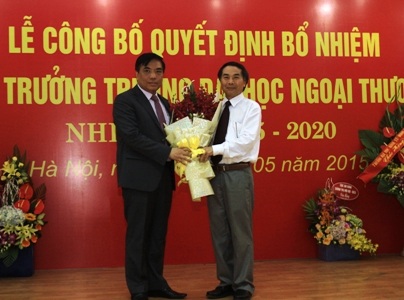 Trường ĐH Ngoại thương chính thức có hiệu trưởng mới - 3 GS Hoàng Văn Châu - Bí thư Đảng ủy trường ĐH Ngoại Thương tặng