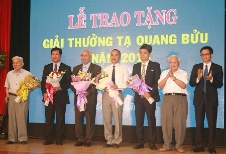 4 nhà khoa học xuất sắc nhận Giải thưởng Tạ Quang Bửu - 1 Phó Thủ tướng Vũ Đức Đam cùng với GS Hoàng Tụy, GS.VS Nguyễn Văn Hiệu tặng