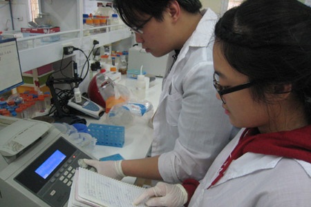 Việt Nam xuất sắc giành giải Tư cuộc thi Intel ISEF 2015 - 1 Minh Quang và Vân Anh trong phòng thí nghiệm thực hiện đề tài nghiên cứu