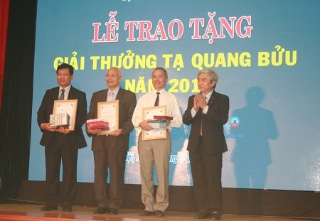 4 nhà khoa học xuất sắc nhận Giải thưởng Tạ Quang Bửu - 2 Bộ trưởng Nguyễn Quân trao thưởng cho 03 tác giả của công trình khoa học