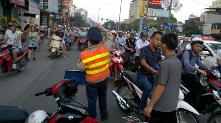 Hà Nội: Lại xuất hiện “hố tử thần” ở đường Đại Cồ Việt - 2 Hố tử thần xuất hiện vào cuối giờ chiều nên đã gây ùn ứ cục bộ.