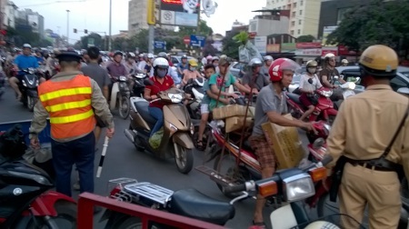 Hà Nội: Lại xuất hiện “hố tử thần” ở đường Đại Cồ Việt - 3 Chỉ khi có sự xuất hiện của cảnh sát giao thông tình trạng ùn ứ mới được