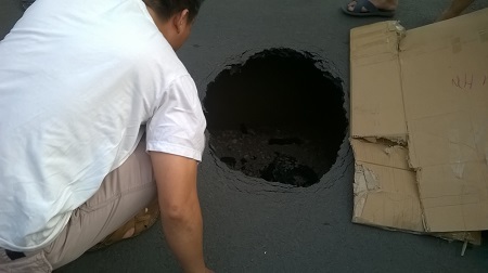Hà Nội: Lại xuất hiện “hố tử thần” ở đường Đại Cồ Việt - 1 Hố tử thần bất ngờ xuất hiện trước số nhà 106 Đại Cồ Việt khiến